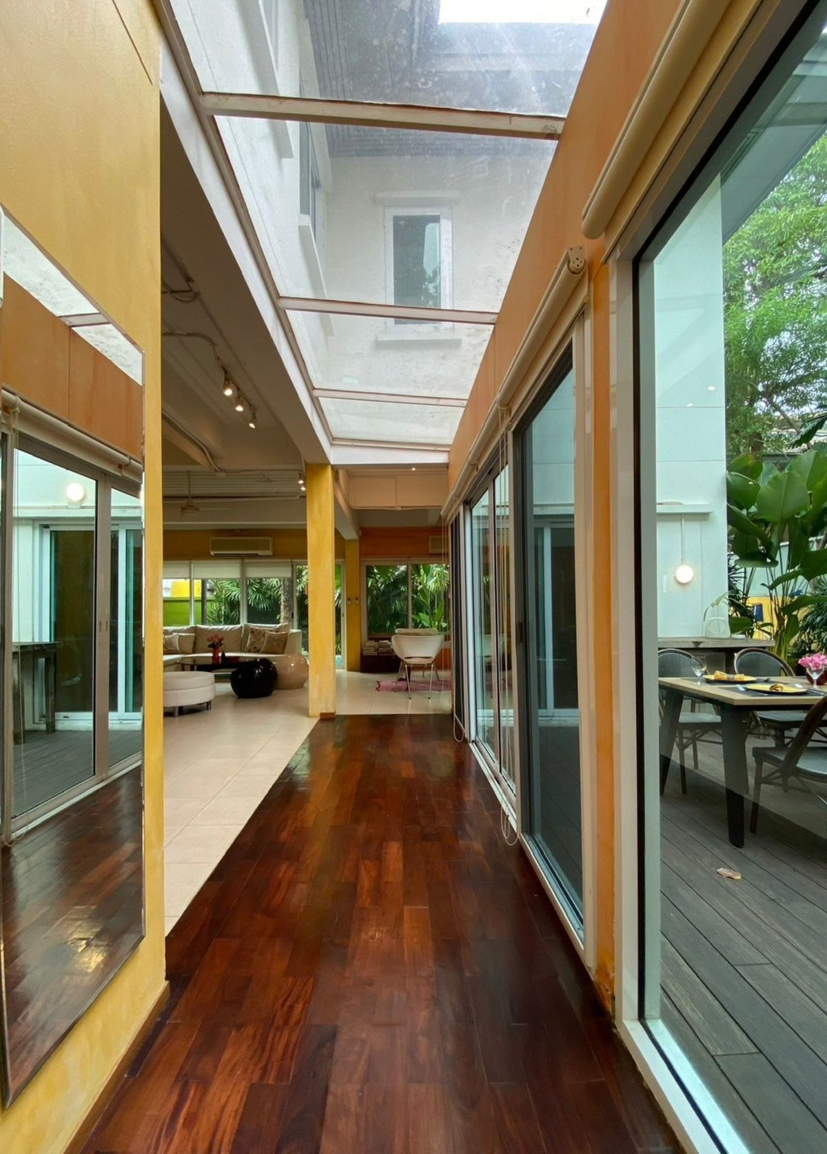 ขายบ้านเลียบทางด่วนรามอินทรา : (ขาย) Noble Tara Town in Town Zone B 25,000,000 บาท มีสระว่ายน้ำ ติดต่อ 0838824256 