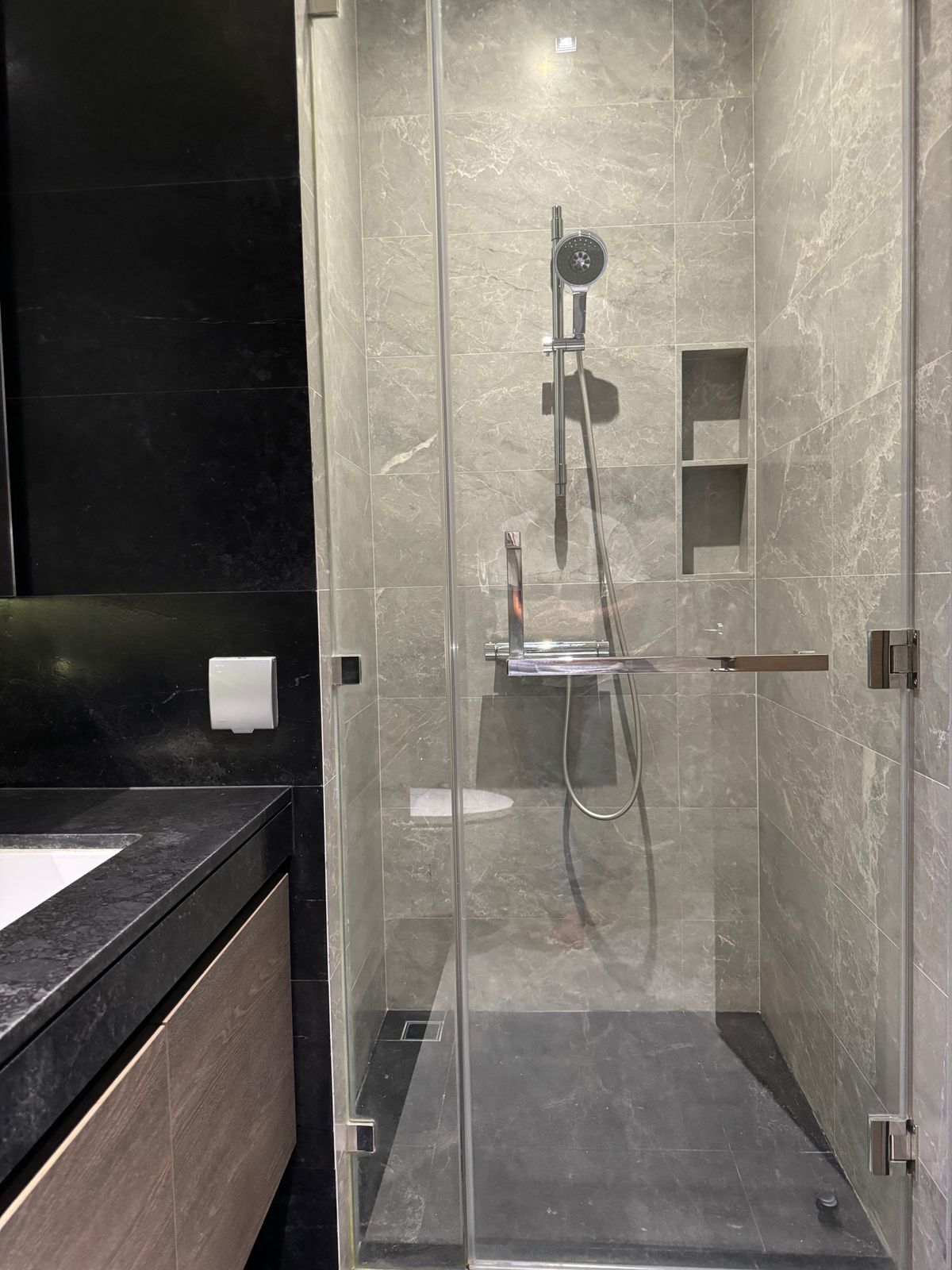 For SaleCondoWitthayu, Chidlom, Langsuan, Ploenchit : Sell ​​28 Chidlom 2 BED 72.81 sqm. Corner room, Chidlom Road, Mueang Lumpini, 40th floor in the best position. The owner sells by himself, the name of the title deed.