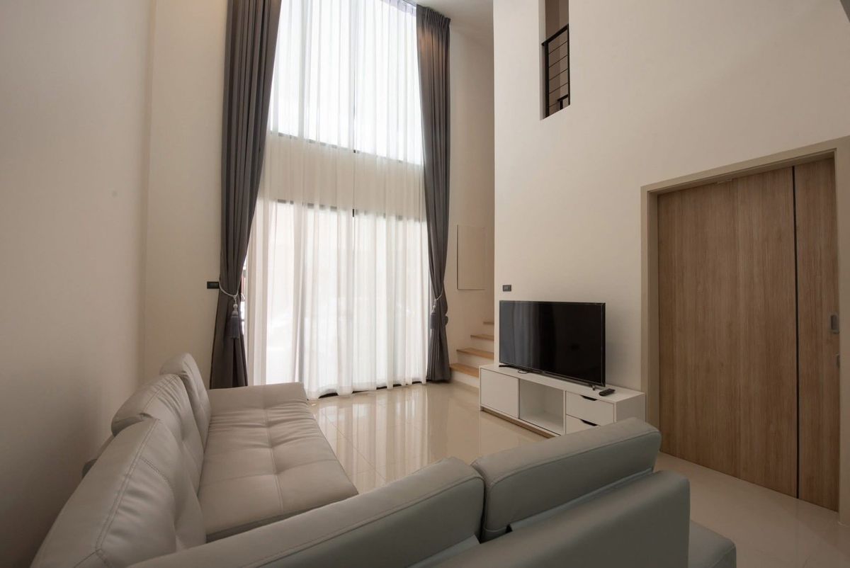 For RentTownhomePattanakan, Srinakarin : ♦ Japanese Style ♦ Townhome 3.5 storey | 3 bedrooms 4 bathrooms | 21.90 sq.w. 210.00 sq.m. | Near Kasem Bundit University 4 minutes, Panya Phatthanakan School 6 minutes, Thanya Park 9 minutes, BTS On Nut 10 minutes