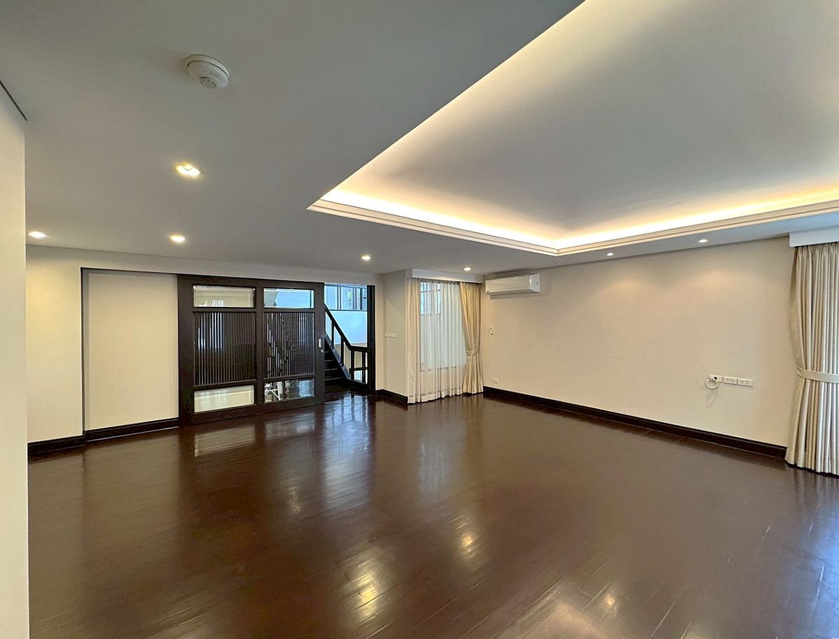 For RentHouseSukhumvit, Asoke, Thonglor : Luxury House with Private Swimming Pool in the Heart of Asoke ** NO CO-AGENT ** 