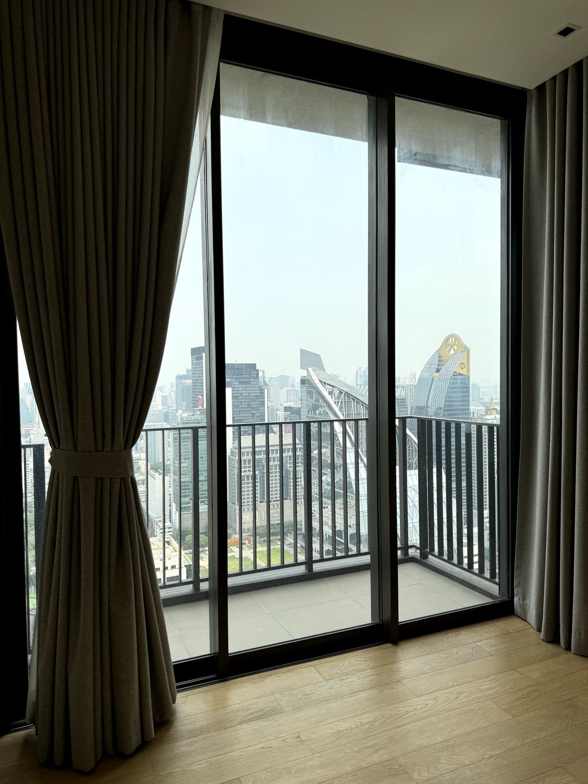 For SaleCondoWitthayu, Chidlom, Langsuan, Ploenchit : Sell ​​28 Chidlom 2 BED 72.81 sqm. Corner room, Chidlom Road, Mueang Lumpini, 40th floor in the best position. The owner sells by himself, the name of the title deed.