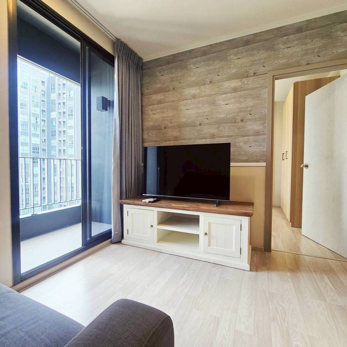 For RentCondoBangna, Bearing, Lasalle : 🌟New⭐ New Room for RENT Condo 1 Bedroom ❤ Ideo Mobi Sukhumvit EastPoint 42 sqm. List near the electric train 📍 42 sqm. 📍1 Bedroom 1 bathroom 📍 High floor view pool ✅ Furniture list ✅ Fully Furnished 5 -foot bed / mattress - bedside table - LED DIG