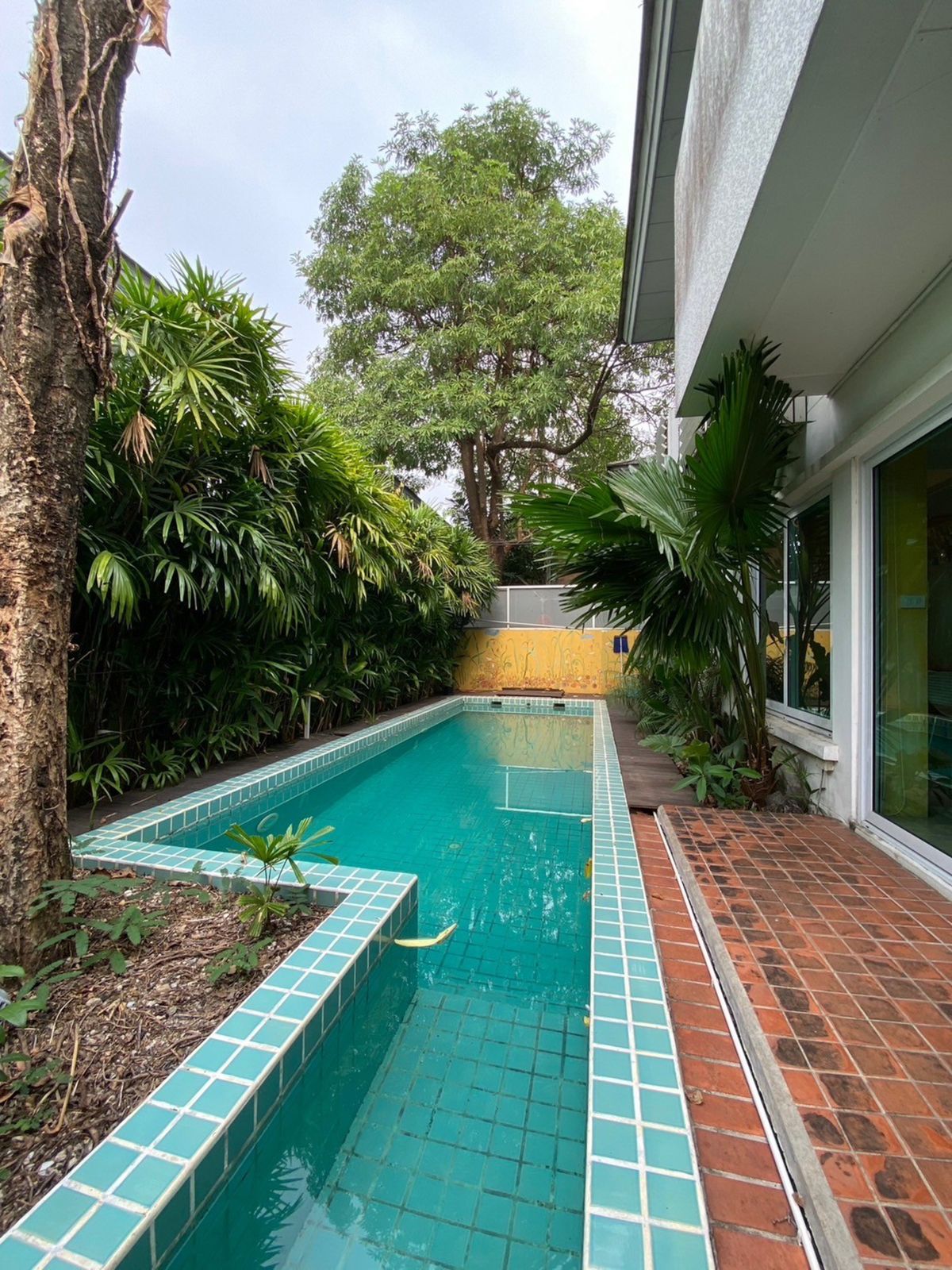 ขายบ้านเลียบทางด่วนรามอินทรา : (ขาย) Noble Tara Town in Town Zone B 25,000,000 บาท มีสระว่ายน้ำ ติดต่อ 0838824256 