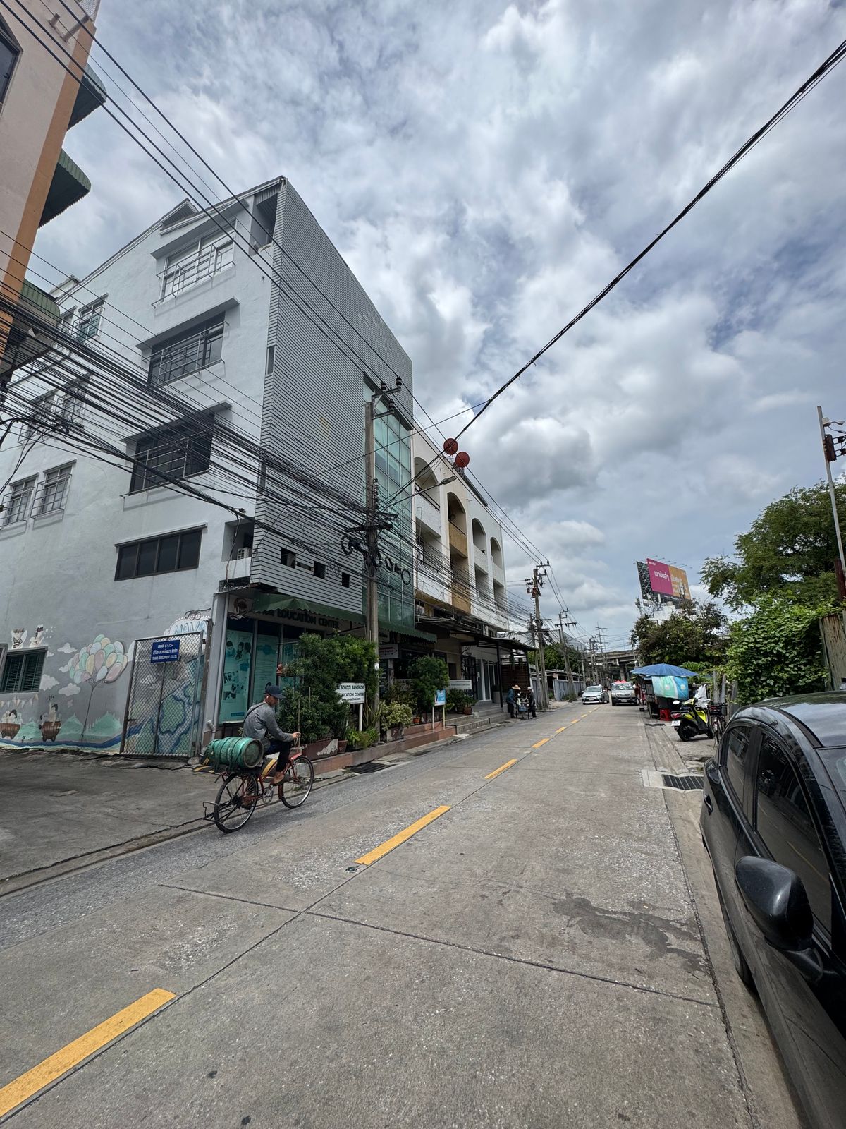 Shop HouseKasetsart, Ratchayothin : Commercial building for sale, office building Good location, near Vibhavadi Road, only 120 meters in Soi Vibhavadi 42