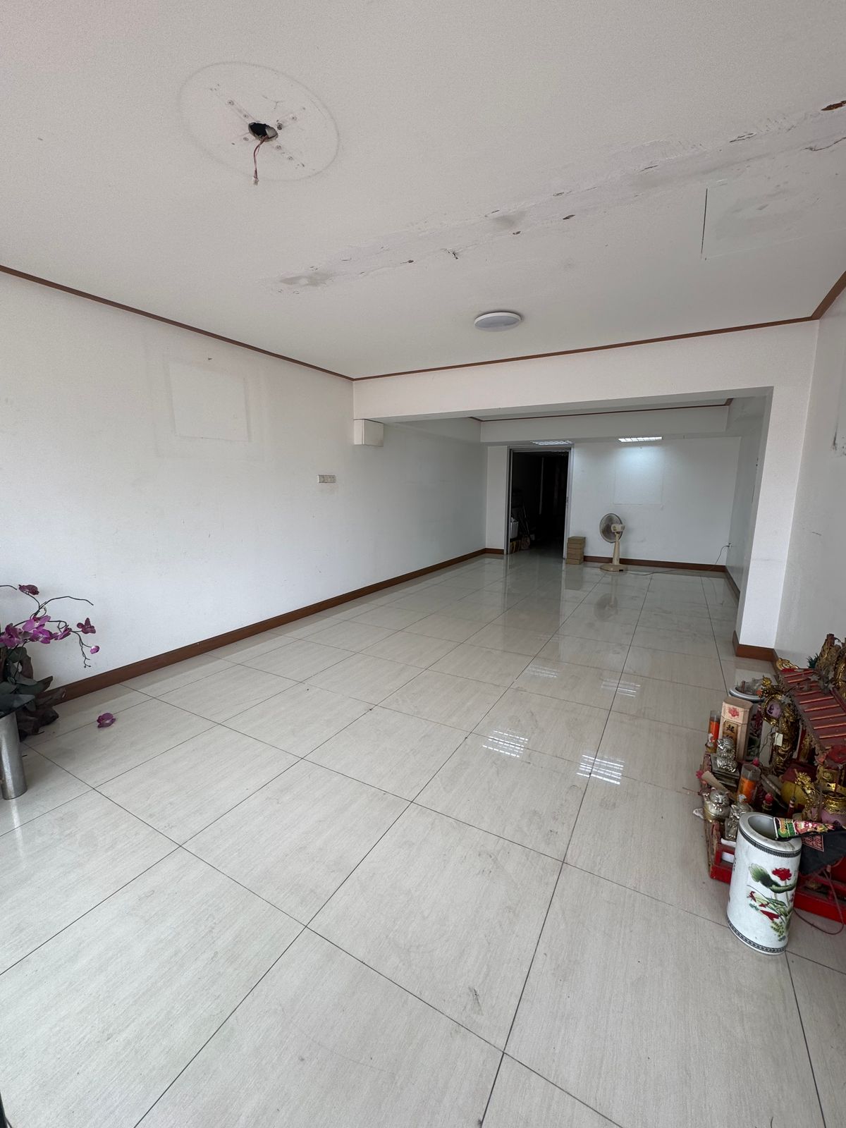 Shop HouseKasetsart, Ratchayothin : Commercial building for sale, office building Good location, near Vibhavadi Road, only 120 meters in Soi Vibhavadi 42