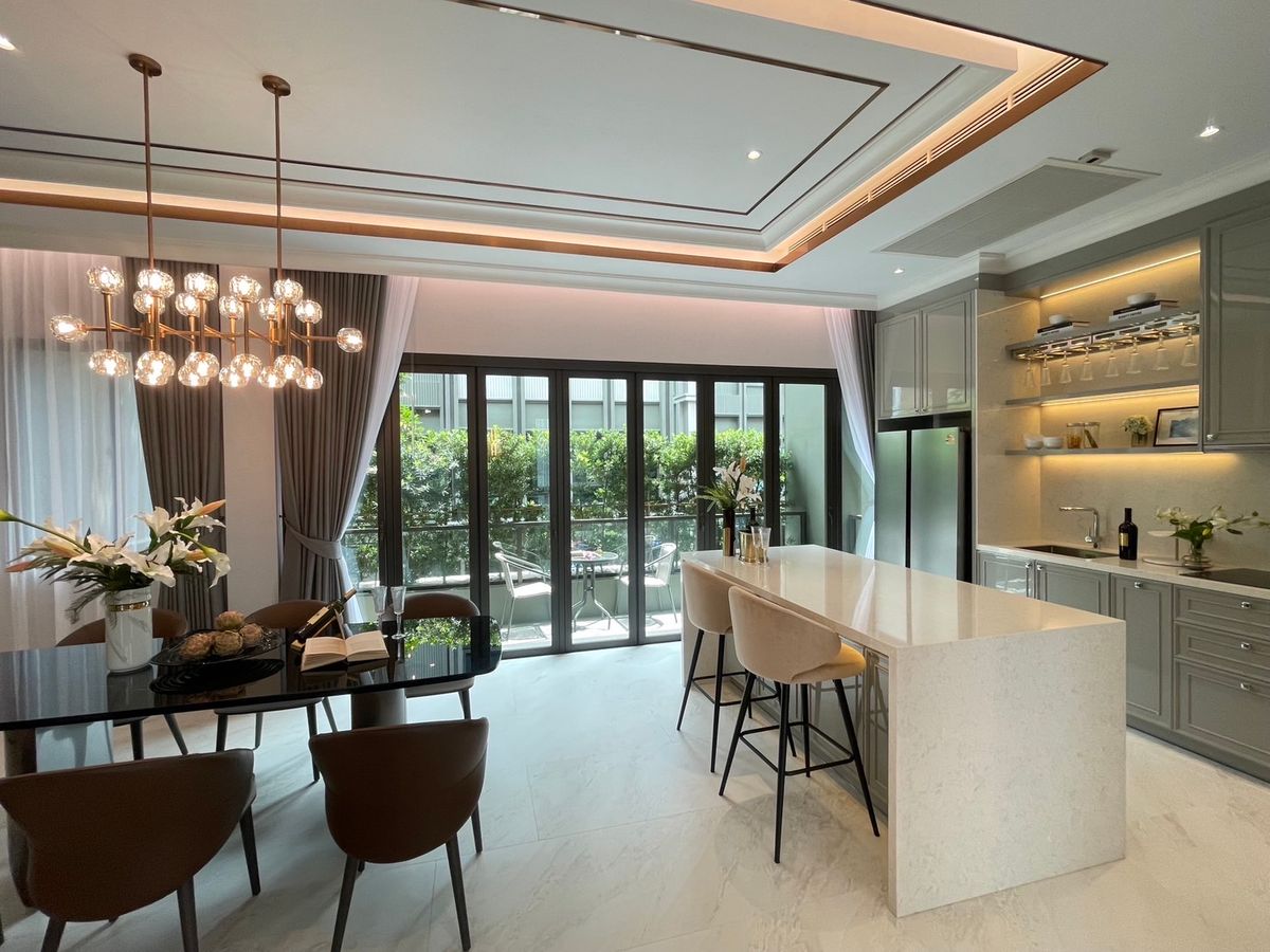 For SaleHouseSukhumvit, Asoke, Thonglor : Lavista Prestige Village Ekkamai 10, 4 -bedroom sample house for sale with every private elevator. The atmosphere is quiet in the heart of Ekkamai.
