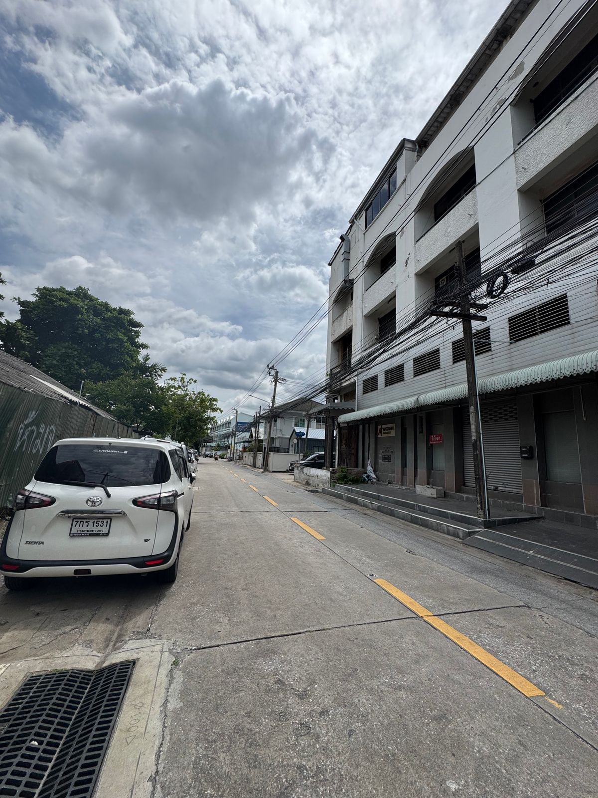 Shop HouseKasetsart, Ratchayothin : Commercial building for sale, office building Good location, near Vibhavadi Road, only 120 meters in Soi Vibhavadi 42