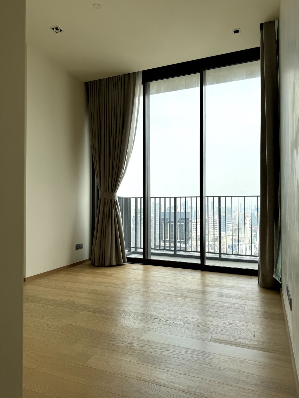 For SaleCondoWitthayu, Chidlom, Langsuan, Ploenchit : Sell ​​28 Chidlom 2 BED 72.81 sqm. Corner room, Chidlom Road, Mueang Lumpini, 40th floor in the best position. The owner sells by himself, the name of the title deed.