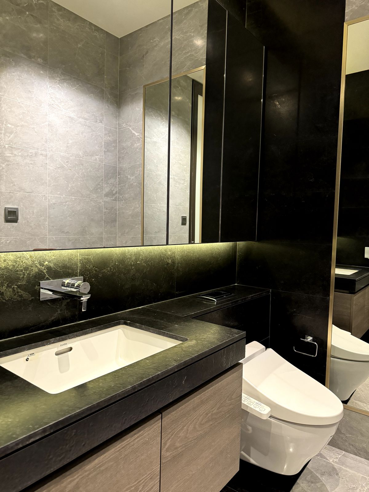 For SaleCondoWitthayu, Chidlom, Langsuan, Ploenchit : Sell ​​28 Chidlom 2 BED 72.81 sqm. Corner room, Chidlom Road, Mueang Lumpini, 40th floor in the best position. The owner sells by himself, the name of the title deed.