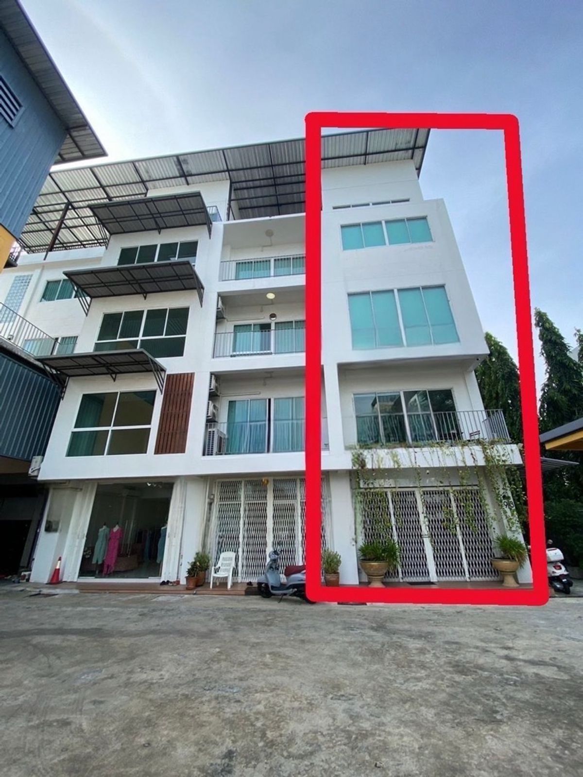 For RentOfficeOnnut, Udomsuk : For rent, 5-story office building, Sukhumvit 64, near BTS Punnawithi 500 meters, only work.