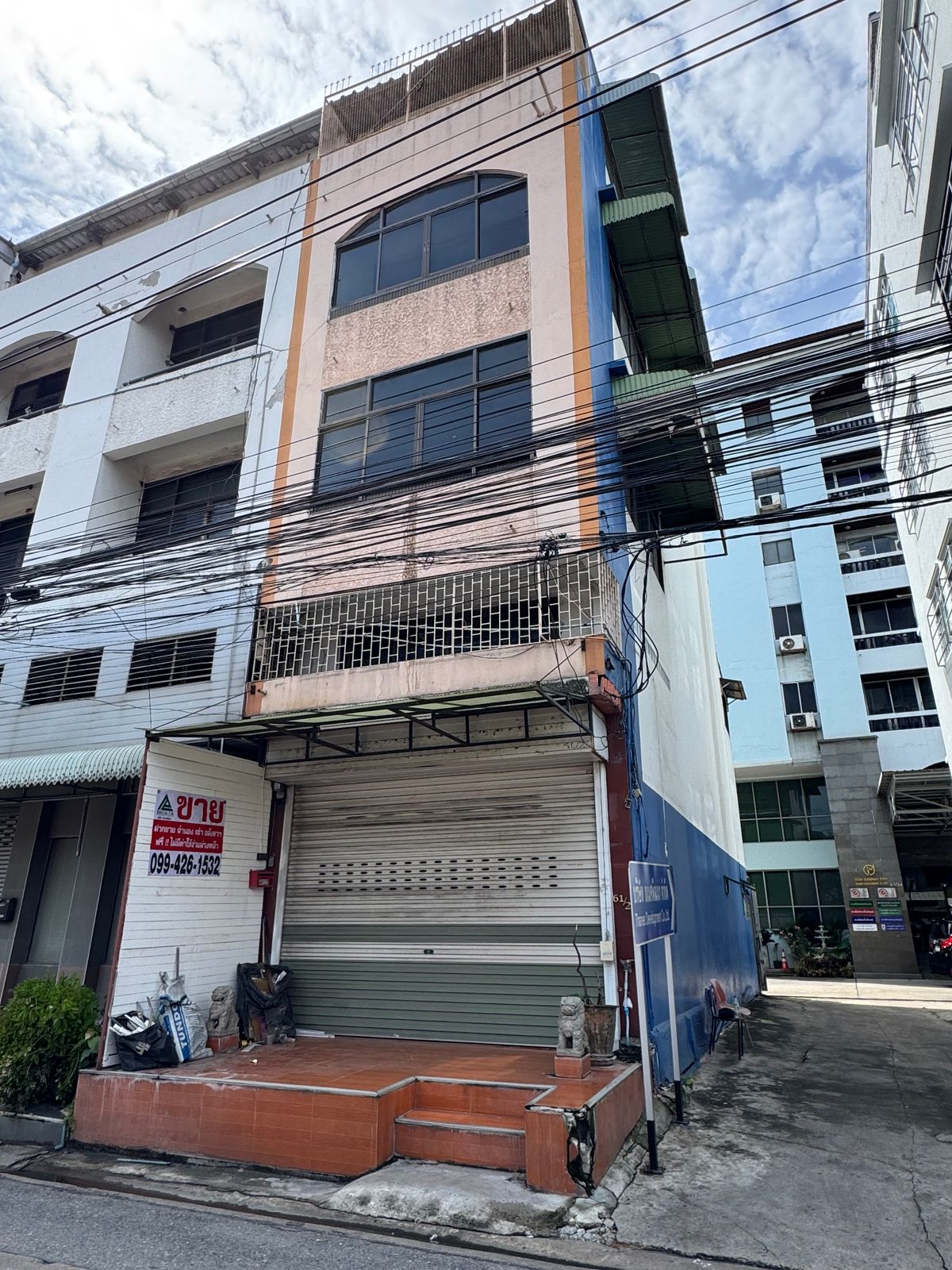 Shop HouseKasetsart, Ratchayothin : Commercial building for sale, office building Good location, near Vibhavadi Road, only 120 meters in Soi Vibhavadi 42