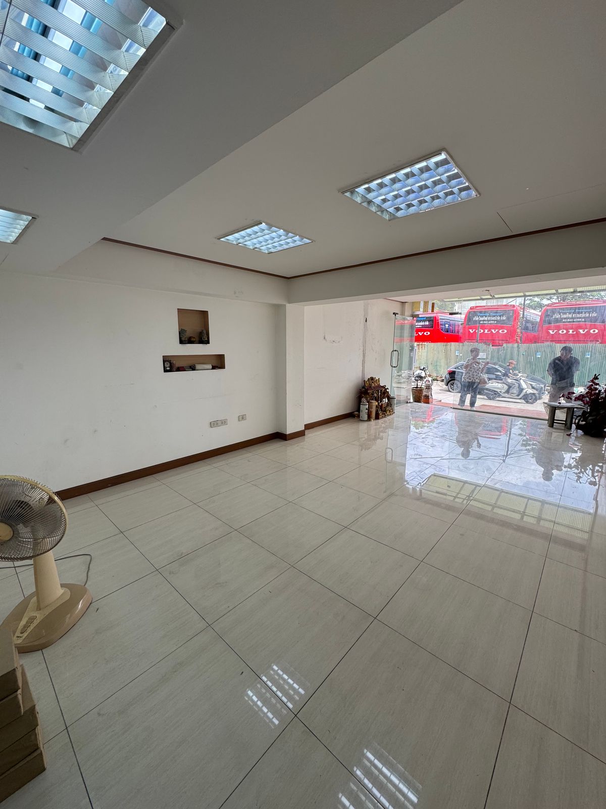 Shop HouseKasetsart, Ratchayothin : Commercial building for sale, office building Good location, near Vibhavadi Road, only 120 meters in Soi Vibhavadi 42