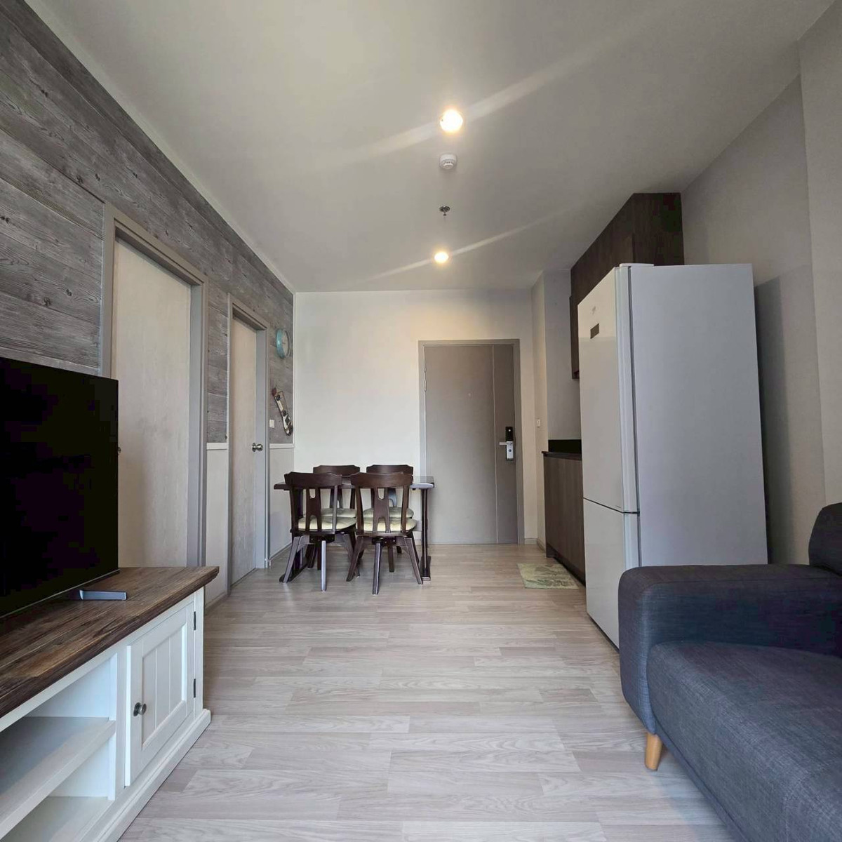 For RentCondoBangna, Bearing, Lasalle : 🌟New⭐ New Room for RENT Condo 1 Bedroom ❤ Ideo Mobi Sukhumvit EastPoint 42 sqm. List near the electric train 📍 42 sqm. 📍1 Bedroom 1 bathroom 📍 High floor view pool ✅ Furniture list ✅ Fully Furnished 5 -foot bed / mattress - bedside table - LED DIG