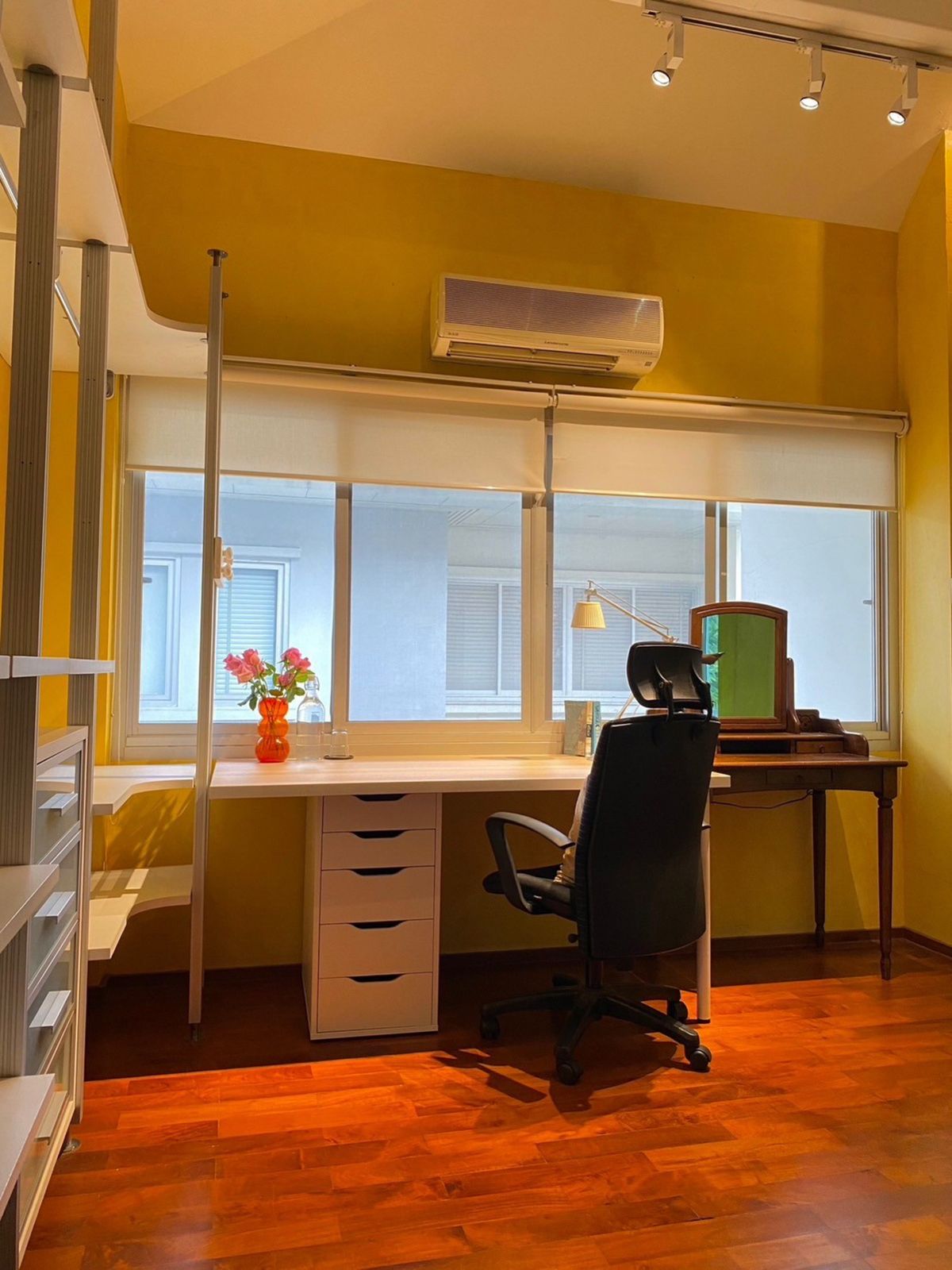 ขายบ้านเลียบทางด่วนรามอินทรา : (ขาย) Noble Tara Town in Town Zone B 25,000,000 บาท มีสระว่ายน้ำ ติดต่อ 0838824256 