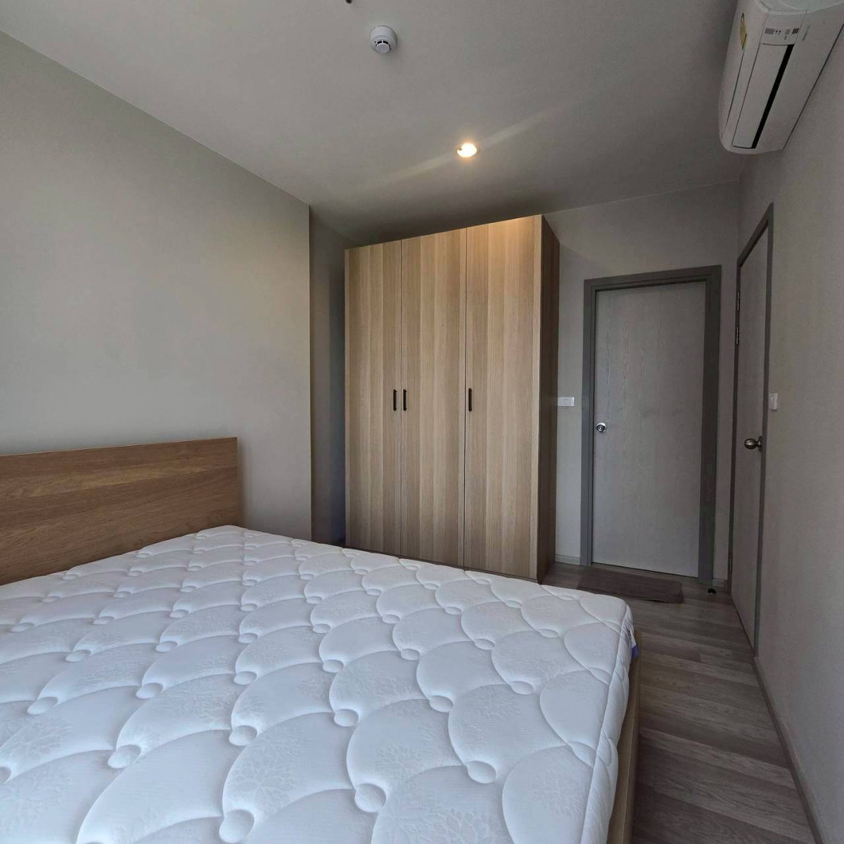 For RentCondoBangna, Bearing, Lasalle : 🌟New⭐ New Room for RENT Condo 1 Bedroom ❤ Ideo Mobi Sukhumvit EastPoint 42 sqm. List near the electric train 📍 42 sqm. 📍1 Bedroom 1 bathroom 📍 High floor view pool ✅ Furniture list ✅ Fully Furnished 5 -foot bed / mattress - bedside table - LED DIG