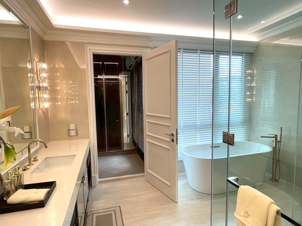 For SaleHouseSukhumvit, Asoke, Thonglor : Lavista Prestige Village Ekkamai 10, 4 -bedroom sample house for sale with every private elevator. The atmosphere is quiet in the heart of Ekkamai.