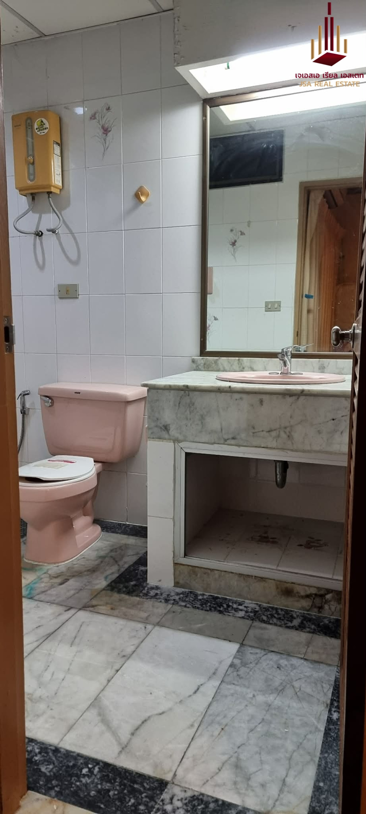 For SaleCondoRatchathewi,Phayathai : ✨ For Sale: Phayathai Plaza Condo ✨ 💰 ONLY 6,500,000 THB