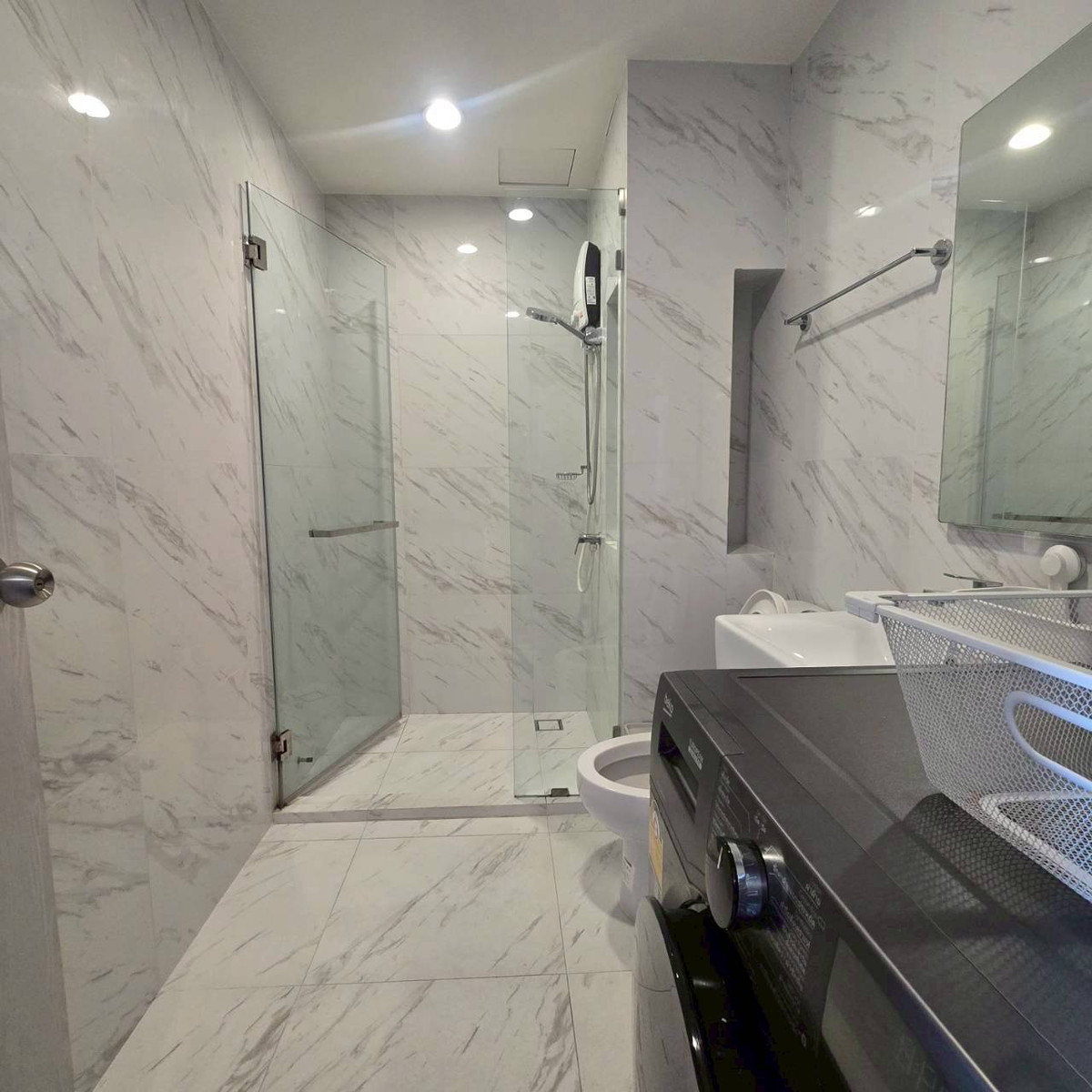 For RentCondoBangna, Bearing, Lasalle : 🌟New⭐ New Room for RENT Condo 1 Bedroom ❤ Ideo Mobi Sukhumvit EastPoint 42 sqm. List near the electric train 📍 42 sqm. 📍1 Bedroom 1 bathroom 📍 High floor view pool ✅ Furniture list ✅ Fully Furnished 5 -foot bed / mattress - bedside table - LED DIG