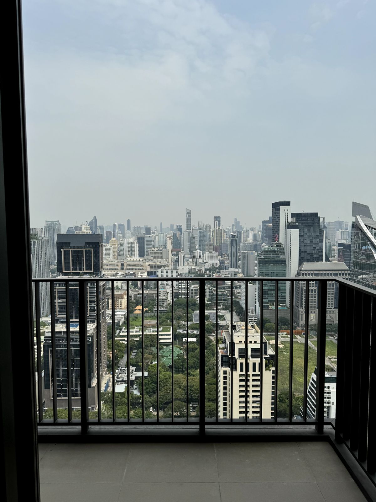 For SaleCondoWitthayu, Chidlom, Langsuan, Ploenchit : Sell ​​28 Chidlom 2 BED 72.81 sqm. Corner room, Chidlom Road, Mueang Lumpini, 40th floor in the best position. The owner sells by himself, the name of the title deed.
