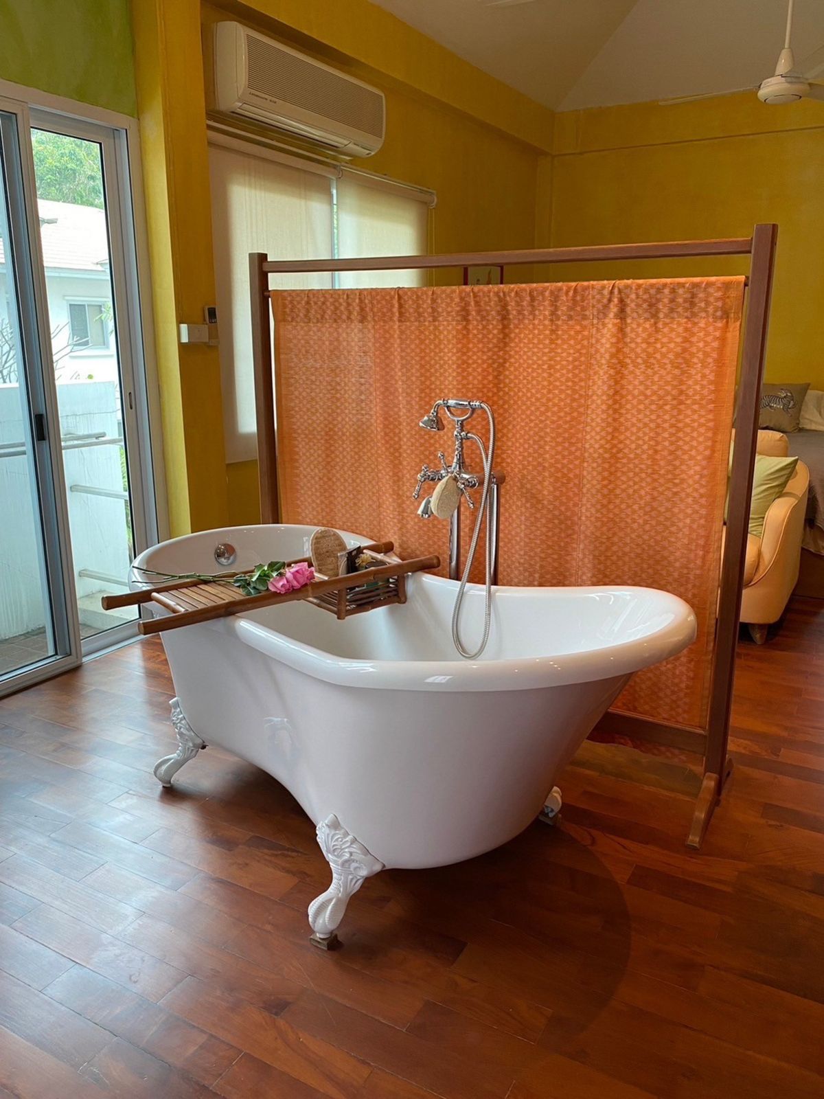 ขายบ้านเลียบทางด่วนรามอินทรา : (ขาย) Noble Tara Town in Town Zone B 25,000,000 บาท มีสระว่ายน้ำ ติดต่อ 0838824256 