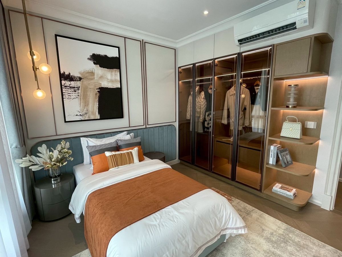 For SaleHouseSukhumvit, Asoke, Thonglor : Lavista Prestige Village Ekkamai 10, 4 -bedroom sample house for sale with every private elevator. The atmosphere is quiet in the heart of Ekkamai.