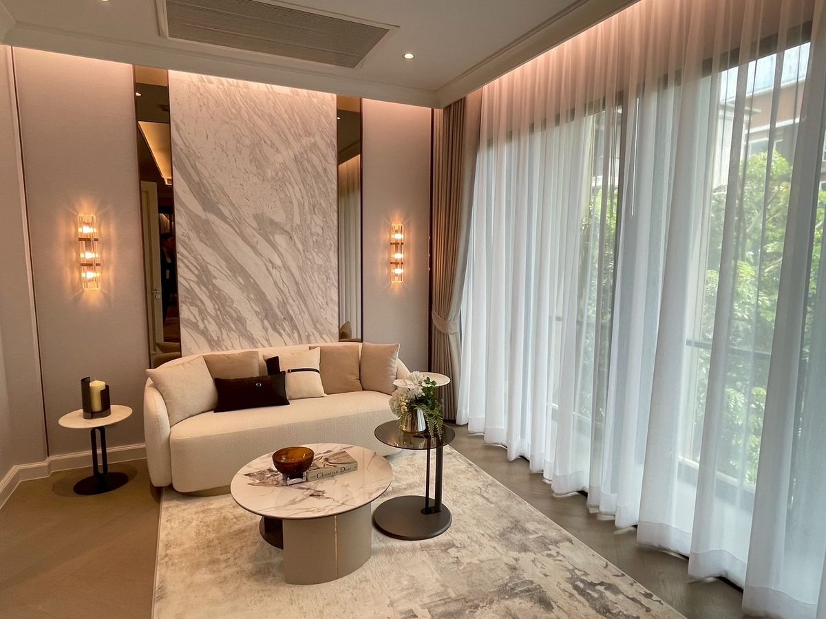 For SaleHouseSukhumvit, Asoke, Thonglor : Lavista Prestige Village Ekkamai 10, 4 -bedroom sample house for sale with every private elevator. The atmosphere is quiet in the heart of Ekkamai.