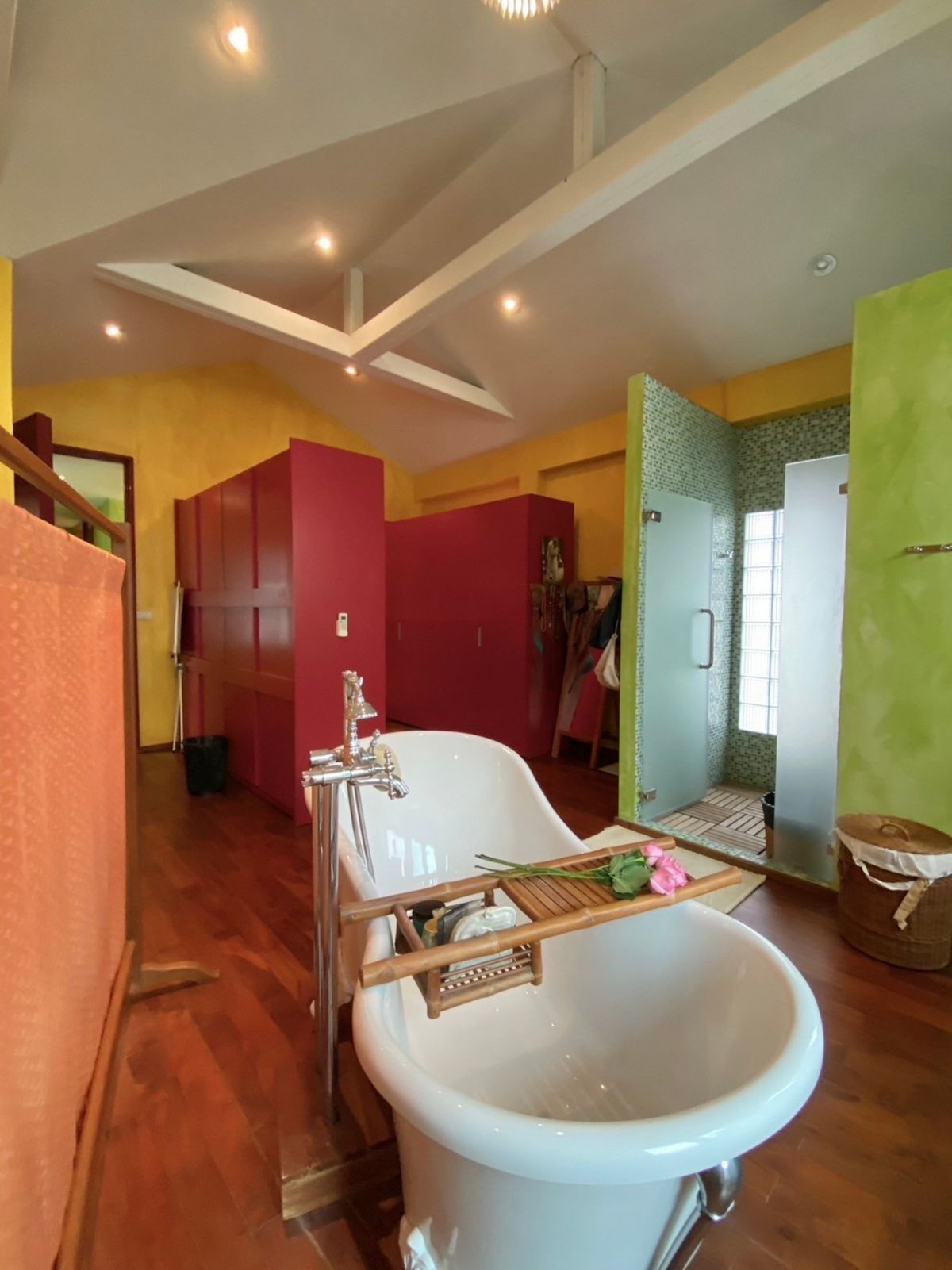 ขายบ้านเลียบทางด่วนรามอินทรา : (ขาย) Noble Tara Town in Town Zone B 25,000,000 บาท มีสระว่ายน้ำ ติดต่อ 0838824256 