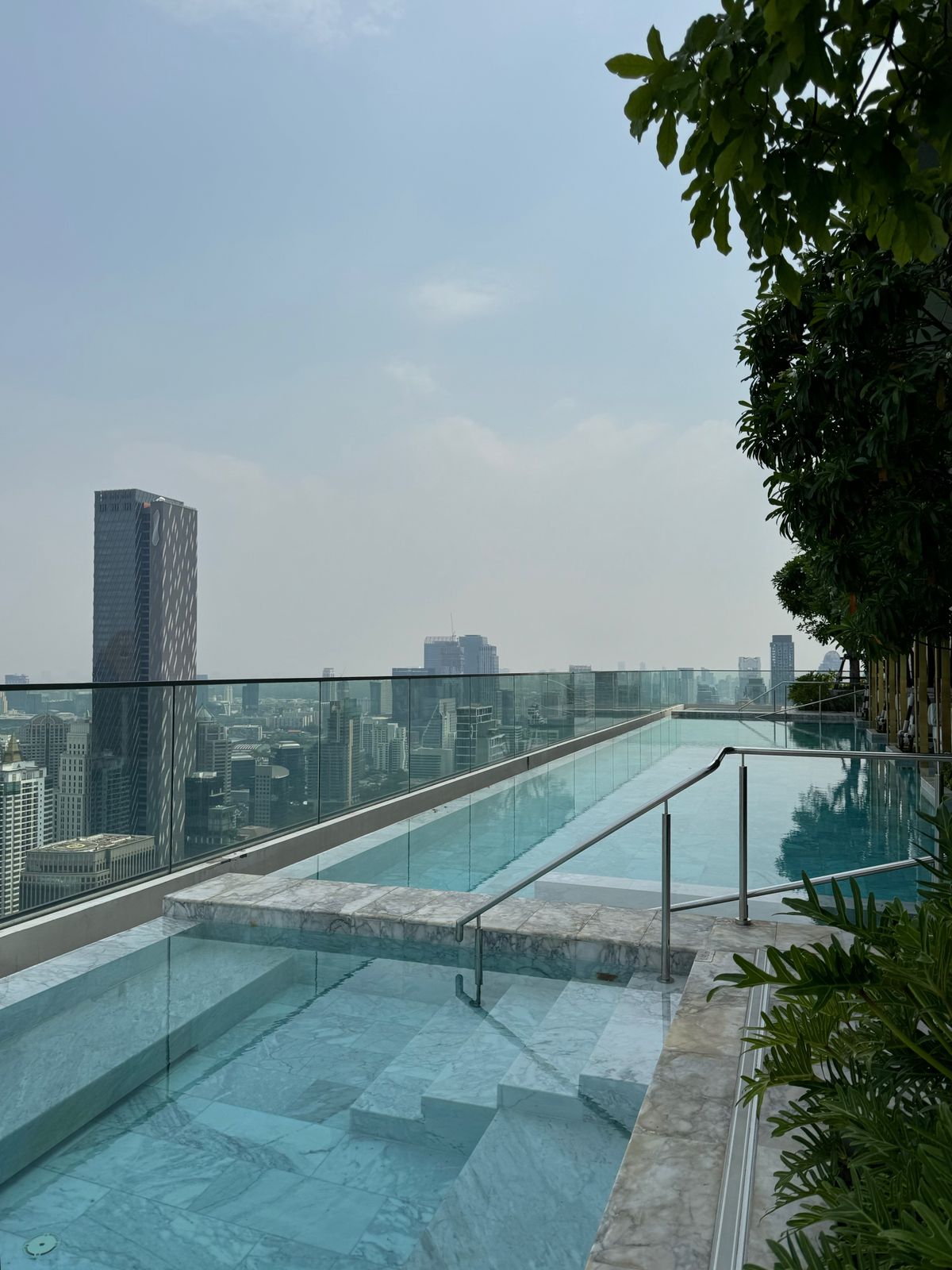 For SaleCondoWitthayu, Chidlom, Langsuan, Ploenchit : Sell ​​28 Chidlom 2 BED 72.81 sqm. Corner room, Chidlom Road, Mueang Lumpini, 40th floor in the best position. The owner sells by himself, the name of the title deed.