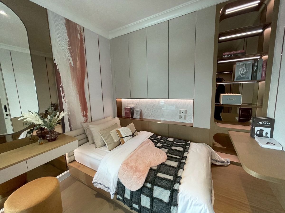 For SaleHouseSukhumvit, Asoke, Thonglor : Lavista Prestige Village Ekkamai 10, 4 -bedroom sample house for sale with every private elevator. The atmosphere is quiet in the heart of Ekkamai.
