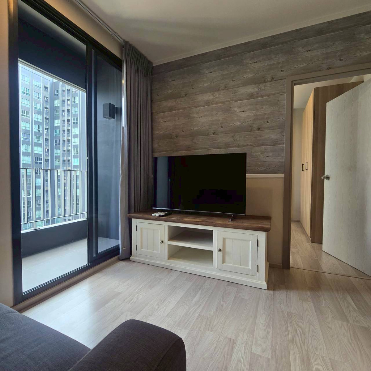 For RentCondoBangna, Bearing, Lasalle : 🌟New⭐ New Room for RENT Condo 1 Bedroom ❤ Ideo Mobi Sukhumvit EastPoint 42 sqm. List near the electric train 📍 42 sqm. 📍1 Bedroom 1 bathroom 📍 High floor view pool ✅ Furniture list ✅ Fully Furnished 5 -foot bed / mattress - bedside table - LED DIG
