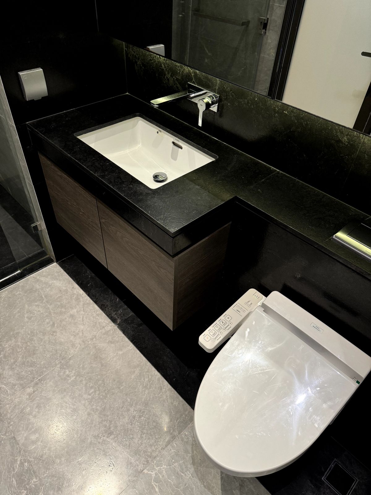 For SaleCondoWitthayu, Chidlom, Langsuan, Ploenchit : Sell ​​28 Chidlom 2 BED 72.81 sqm. Corner room, Chidlom Road, Mueang Lumpini, 40th floor in the best position. The owner sells by himself, the name of the title deed.