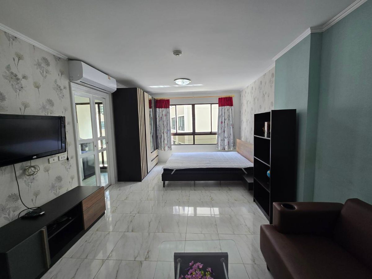 ให้เช่าคอนโดสาทร นราธิวาส : For rent Studio  LUMPINI PLACE NARATHIWAS พร้อมเฟอร์ ราคาพิเศษที่สุด
