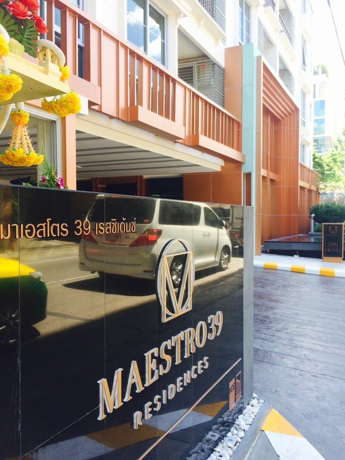 ให้เช่าคอนโดสุขุมวิท อโศก ทองหล่อ : For Rent: Maestro Residence 39 | 2 Bedrooms 2 Bathrooms | 64 SQ.M. | 7th Floor (Corner Unit) | Pet Friendly | 45,000 THB/Month | LINE: @323gqmho | Ref: T1989