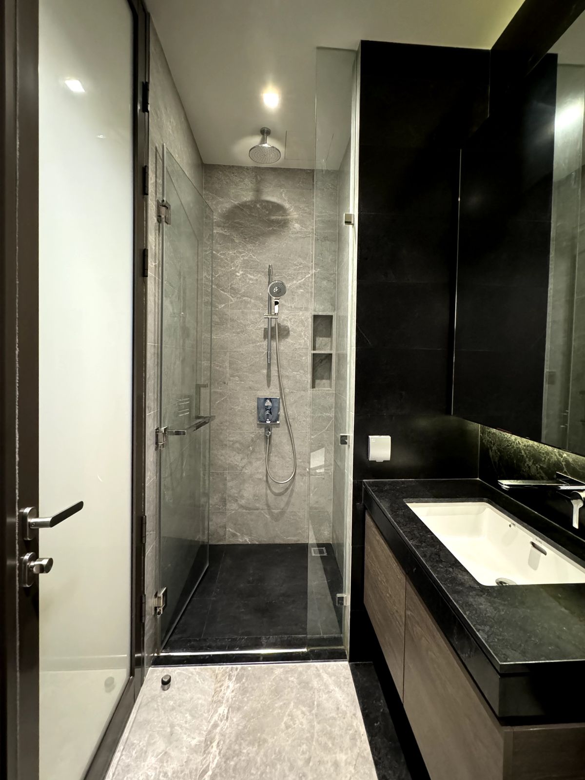 For SaleCondoWitthayu, Chidlom, Langsuan, Ploenchit : Sell ​​28 Chidlom 2 BED 72.81 sqm. Corner room, Chidlom Road, Mueang Lumpini, 40th floor in the best position. The owner sells by himself, the name of the title deed.