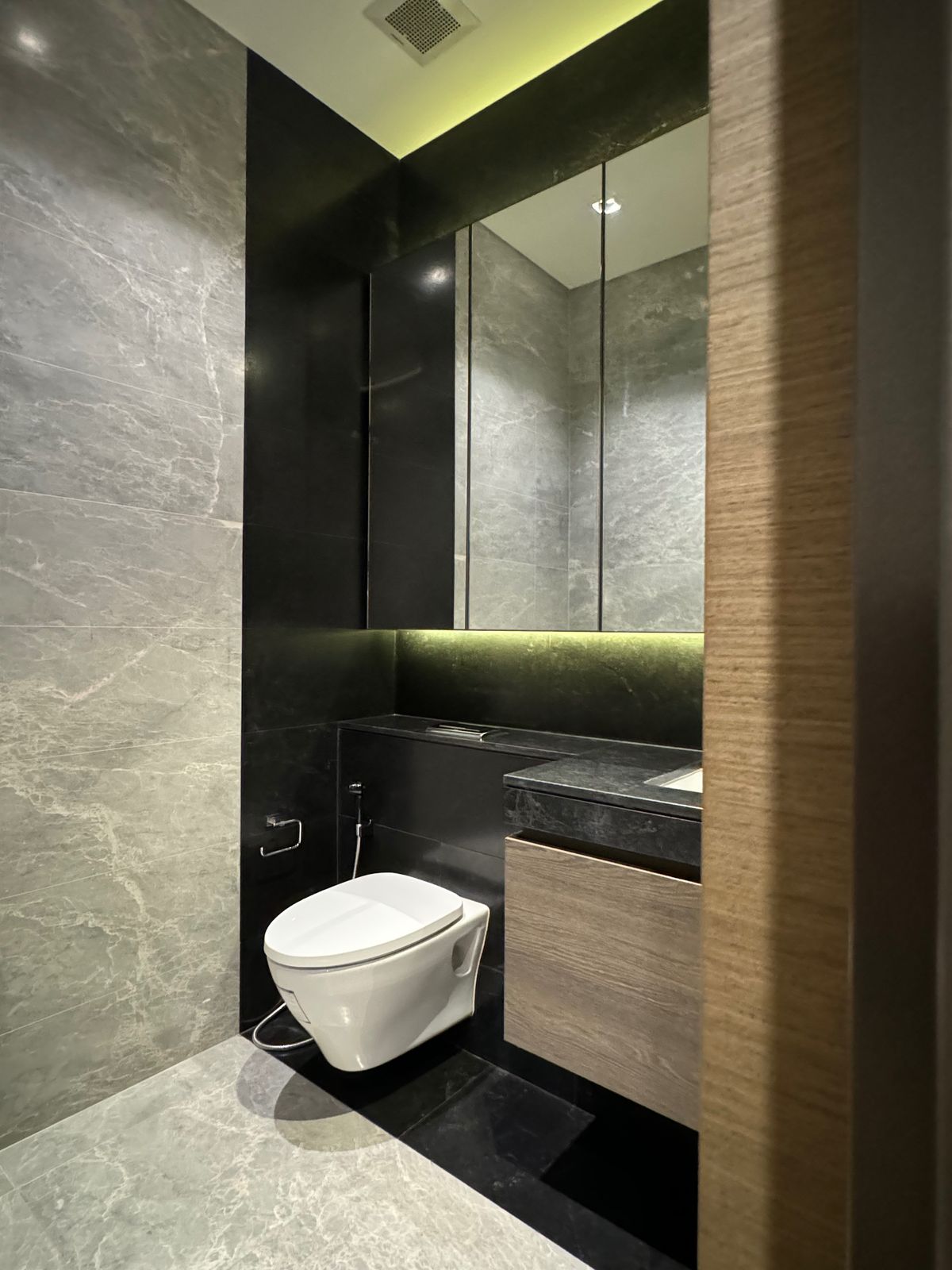 For SaleCondoWitthayu, Chidlom, Langsuan, Ploenchit : Sell ​​28 Chidlom 2 BED 72.81 sqm. Corner room, Chidlom Road, Mueang Lumpini, 40th floor in the best position. The owner sells by himself, the name of the title deed.