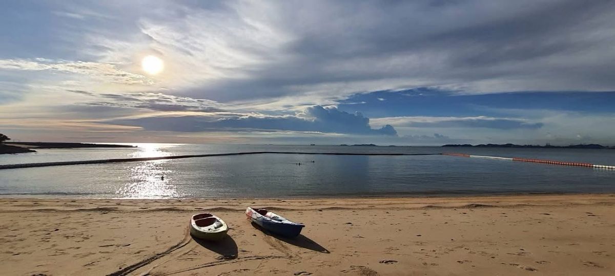 For SaleCondoPattaya, Bangsaen, Chonburi : 📢👇Relax and indulge in a private seaside lifestyle with stunning beachfront views in Pattaya.Spacious unit with a large balcony, offering peace, privacy, and comfort for your perfect retreat.