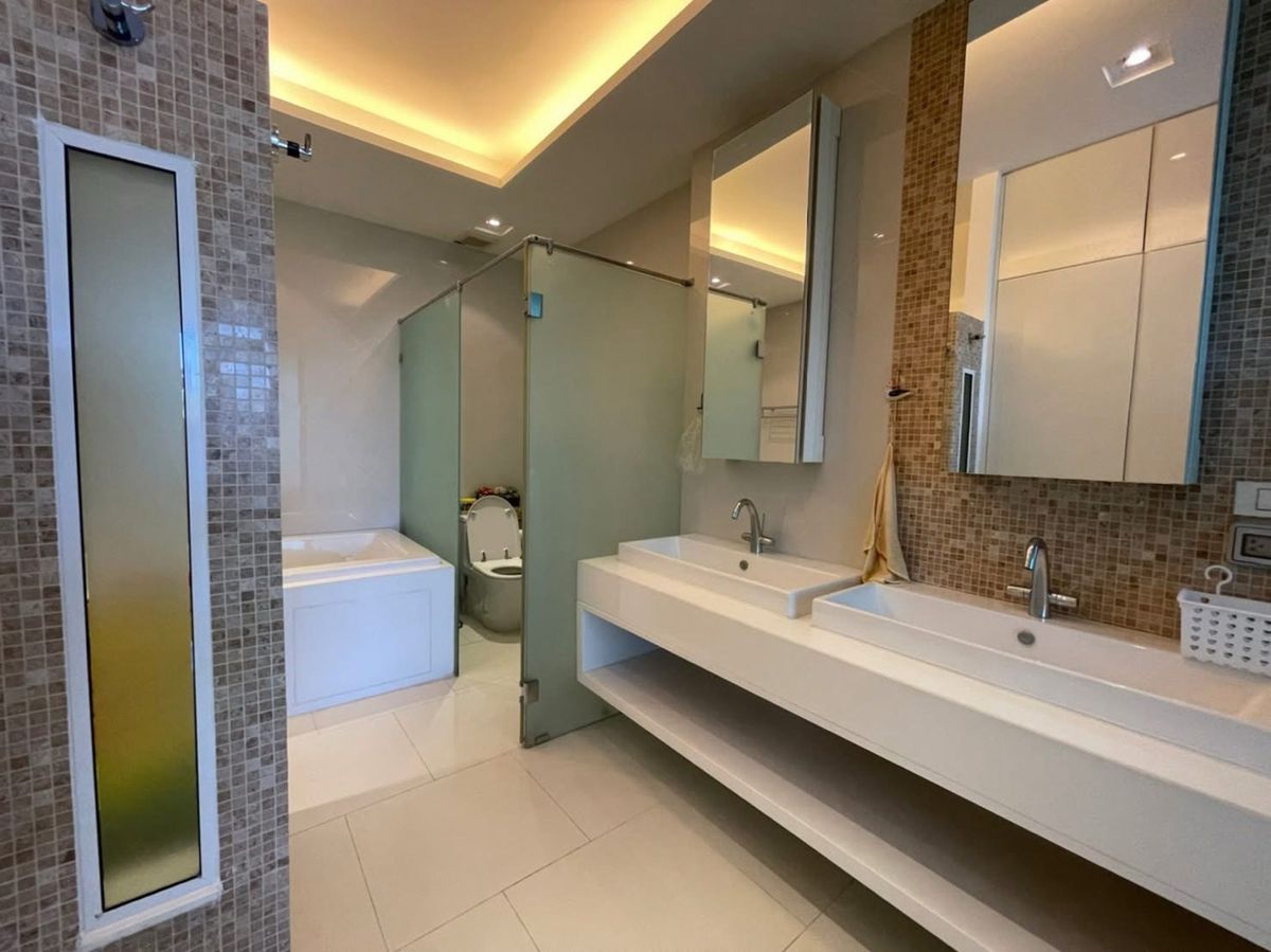 For SaleCondoPattaya, Bangsaen, Chonburi : 📢👇Relax and indulge in a private seaside lifestyle with stunning beachfront views in Pattaya.Spacious unit with a large balcony, offering peace, privacy, and comfort for your perfect retreat.