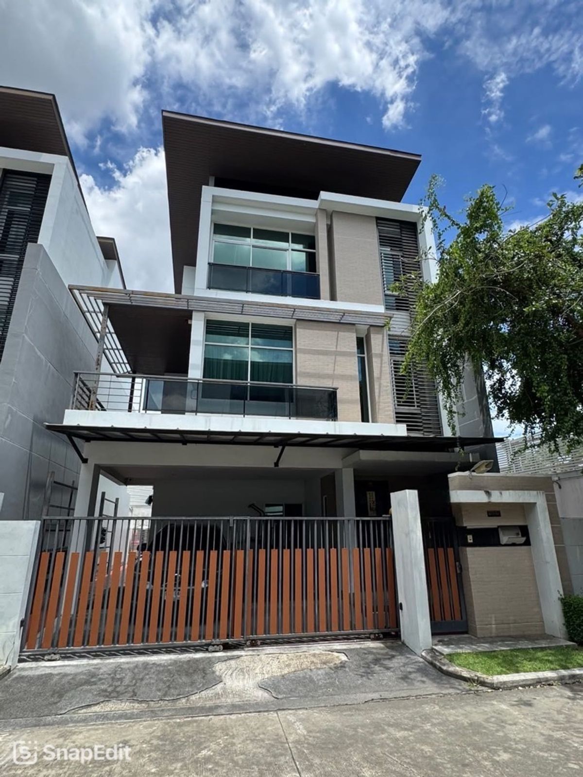 For SaleHousePattanakan, Srinakarin : 📢👇 3-Storey Modern Single House for Sale at Rama 9 – Ramkhamhaeng
Prime location with convenient access to expressways, surrounded by top shopping malls, international schools, leading universities, and hospitals.