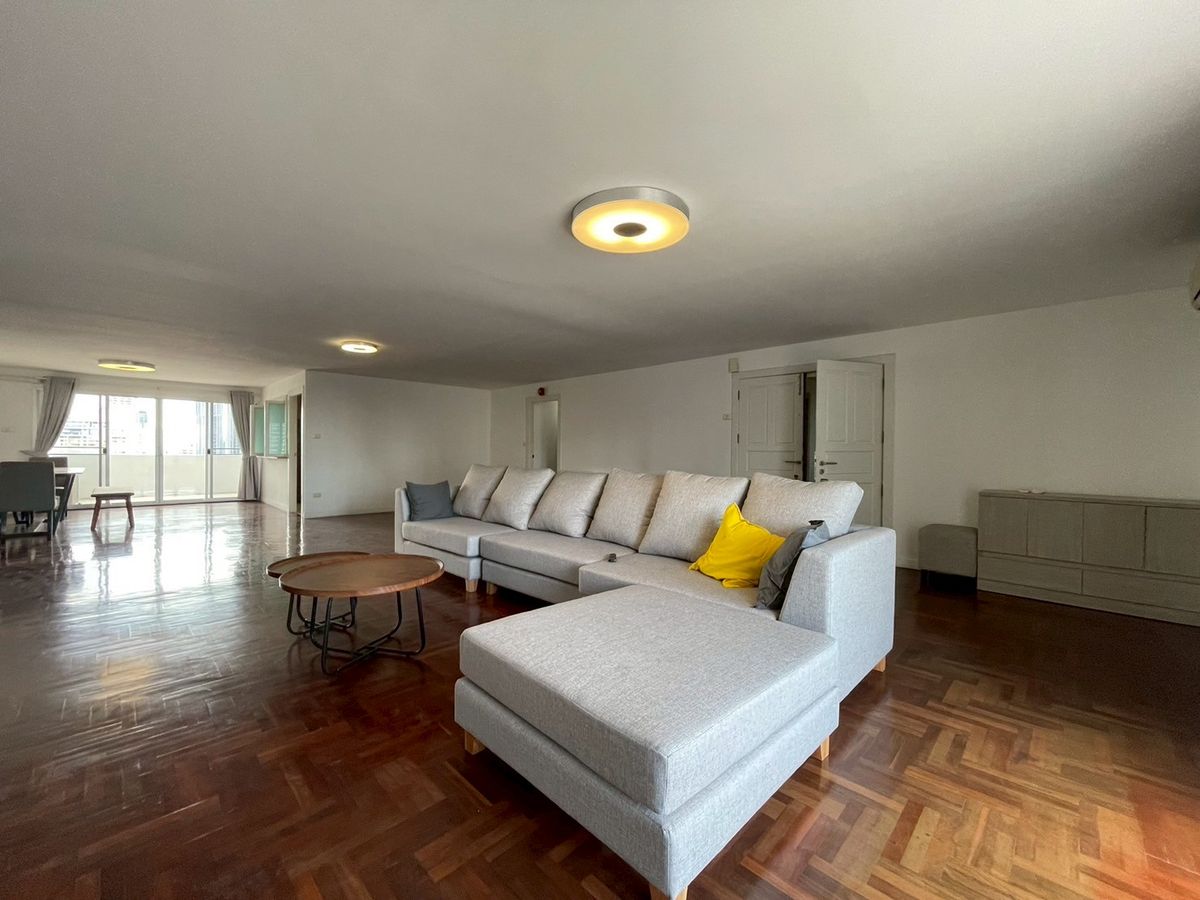 For RentCondoSukhumvit, Asoke, Thonglor : Specious Three Bedroom Condo for Rent - Near BTS Ekkamai