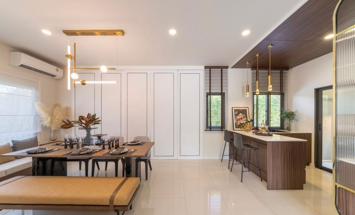 For SaleSamut Prakan,Samrong : Luxurious twin house for sale, Grand Britania Project, Bang Na -Suvarnabhumi, beautiful, near the Airport Link Ladkrabang. Interested in Atline.@841QLNR