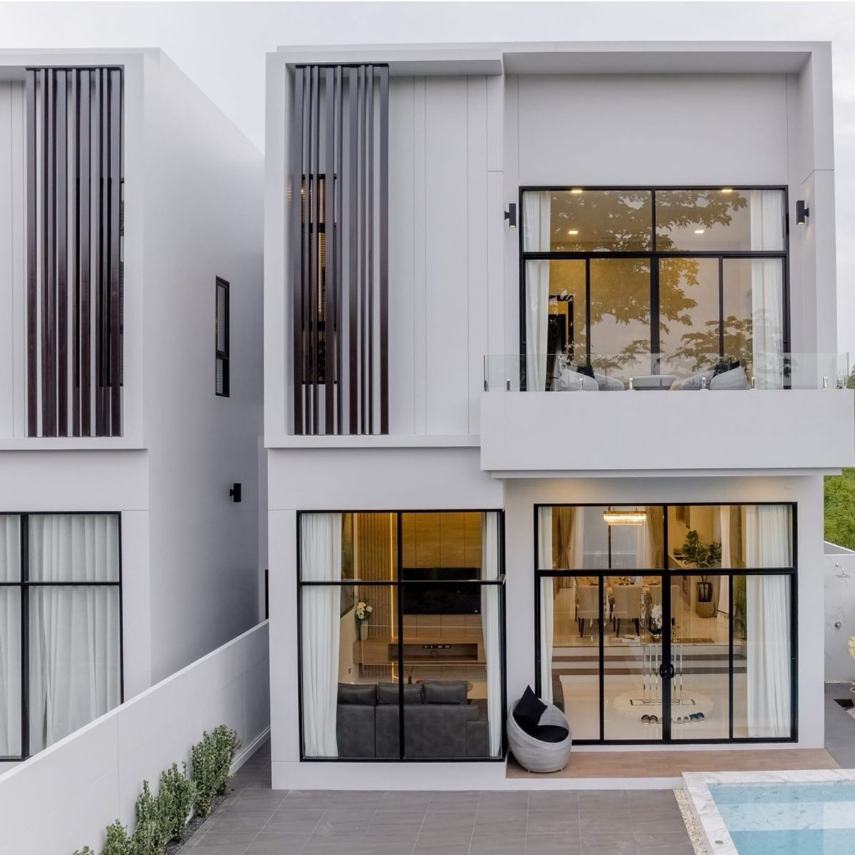 อาคารพาณิชย์กระบี่ : 🏡 Leona Biz Home – บ้าน 2 ชั้นหลังใหญ่ ใจกลางอ่าวนาง พร้อมสระว่ายน้ำระบบเกลือ + เฟอร์ครบ เข้าอยู่ได้ทันที
อยู่อาศัยก็ลงตัว เปิดร้านค้าก็สะดวก ทำเลทองมาก !

✨ รายละเอียดบ้าน
• 4 ห้องนอน | 4 ห้องน้ำ | พื้นที่ใช้สอย 328 ตร.ม.
• สระว่ายน้ำระบบเกลือ (Salt Sys