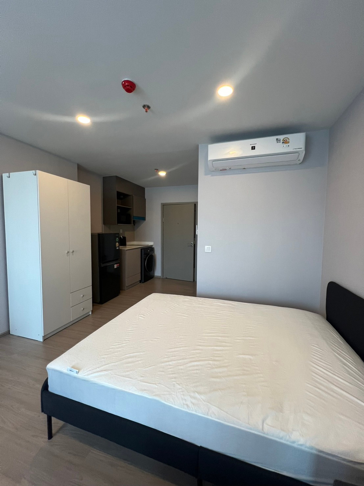 For RentCondoKhlongtoei, Kluaynamthai : ASPIRE Sukhumvit - Rama 4 condo on the main road near BTS Phra Khanong 600 meters