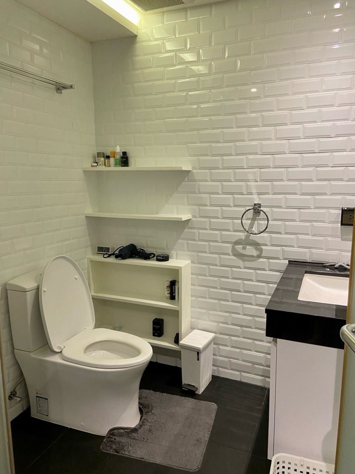 CondoSukhumvit, Asoke, Thonglor : 🔥🔥🔥Hot Deal reduced from 24 million baht to only 17.6 million baht🔥🔥🔥Royal Castle Sukhumvit, 190 Sq.m. Beautifully full Furnished, Phrom phong (Sale with Tenant) Royal Castle Phrom Phong 3 bedrooms (Sale with tenant)