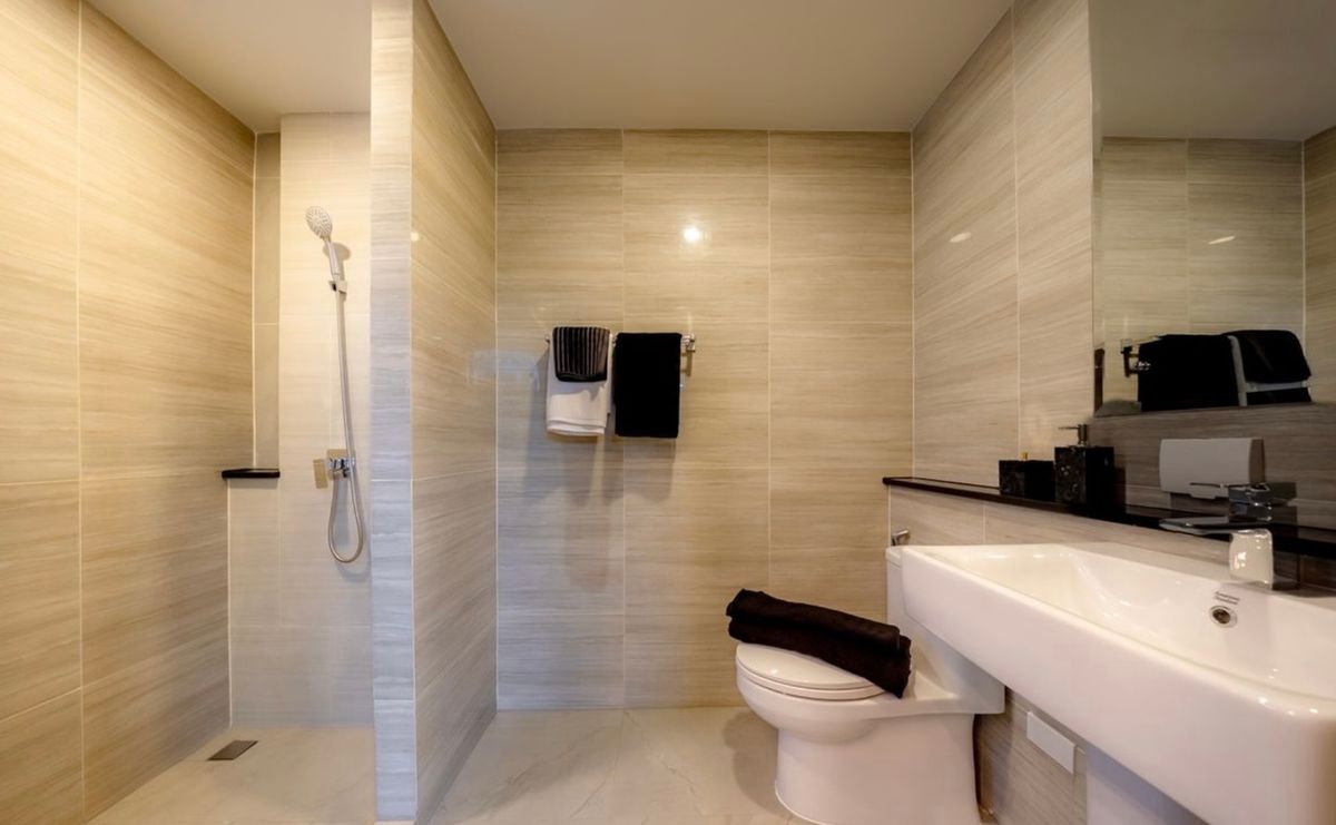 For SaleSamut Prakan,Samrong : Luxurious twin house for sale, Grand Britania Project, Bang Na -Suvarnabhumi, beautiful, near the Airport Link Ladkrabang. Interested in Atline.@841QLNR