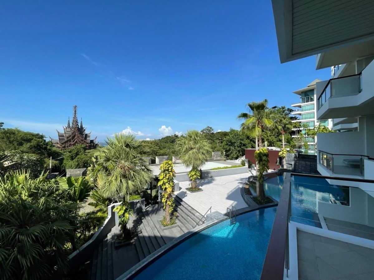 For SaleCondoPattaya, Bangsaen, Chonburi : 📢👇Relax and indulge in a private seaside lifestyle with stunning beachfront views in Pattaya.Spacious unit with a large balcony, offering peace, privacy, and comfort for your perfect retreat.