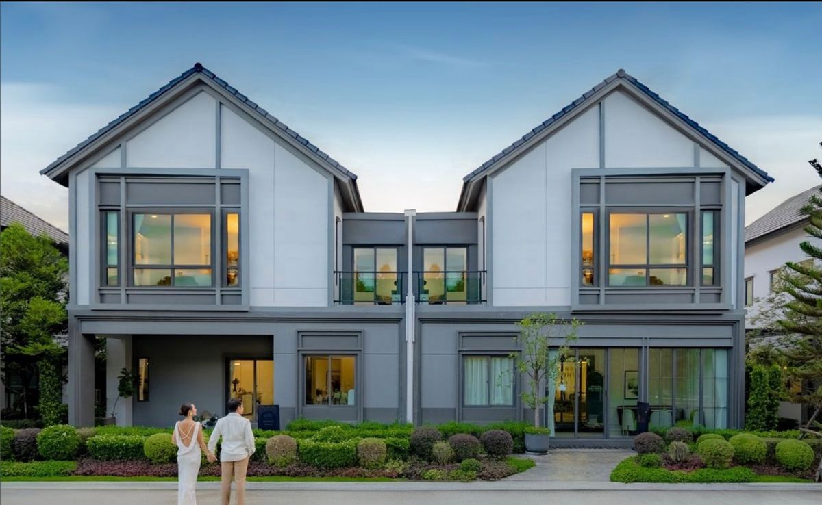 For SaleSamut Prakan,Samrong : Luxurious twin house for sale, Grand Britania Project, Bang Na -Suvarnabhumi, beautiful, near the Airport Link Ladkrabang. Interested in Atline.@841QLNR