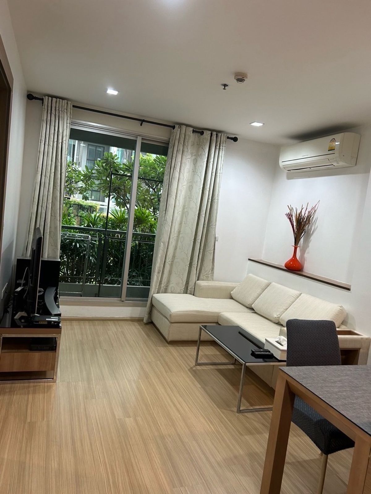 ให้เช่าคอนโดรัชดา ห้วยขวาง : Rhythm ห้วยขวาง เช่า 20,000 บาท ห้องสวย ห้องใหญ่ 46sqm เพิ่งรีโนเวท ติด mrt ห้วยขวาง 0 เมตร นัดชมห้อง 064-6696546