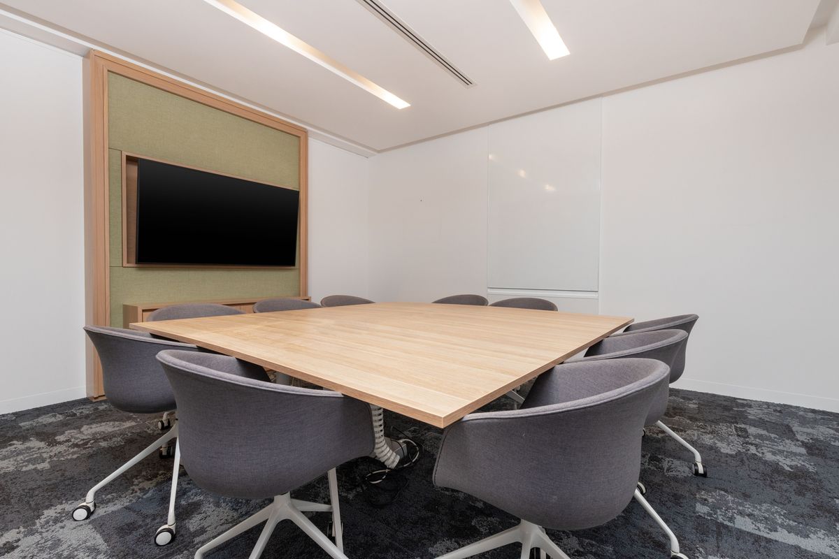 For RentOfficeNana, North Nana,Sukhumvit13, Soi Nana : Move into ready-to-use open plan office space for 10 persons in Regus Serm-Mit Tower