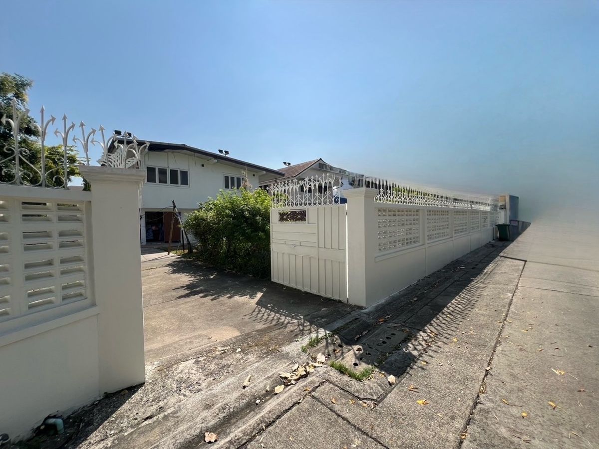 For RentRetail SpaceSukhumvit, Asoke, Thonglor : Ekkamai house for rent, do business, call 061-4261444 Korn Siriwit