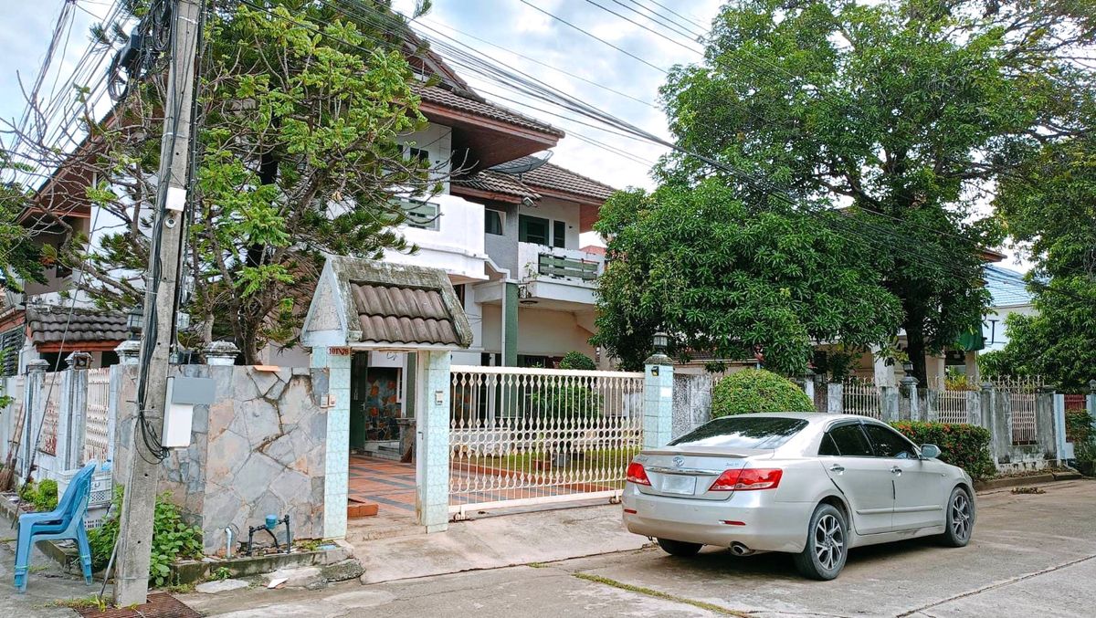 ขายบ้านพุทธมณฑล ศาลายา : ขาย บ้านเดี่ยว หมู่บ้านปรีชา พุทธมณฑลสาย4 จำนวน 2 ชั้น ขนาดเนื้อที่ดิน 90 ตารางวา พื้นที่ใช้สอย 250 ตารางเมตร 

